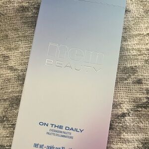 Item Beauty "On The Daily" Eyeshadow Palette - Pastel Gradient Packaging